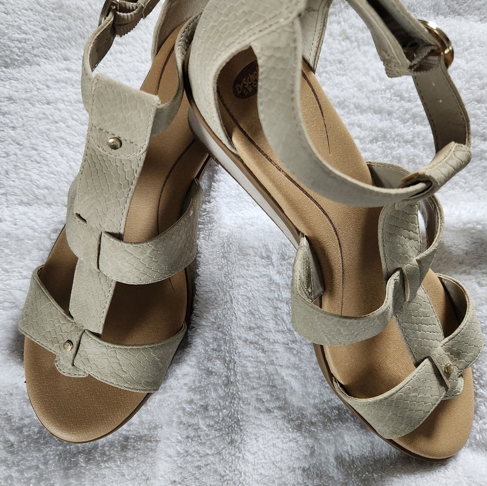 DR Scholl's woman's sandals. Size 8, beige color.